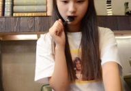 抖音小姐姐吃路边摊视频,一探路边摊的诱人魅力