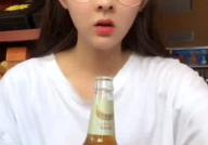 边喝啤酒边唱歌的小姐姐,小姐姐的青春旋律